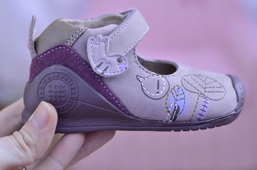 Probamos los zapatos Biomecanics zapatos para bebés que pasan del gateo al | Blog de moda infantil, ropa de bebé y puericultura