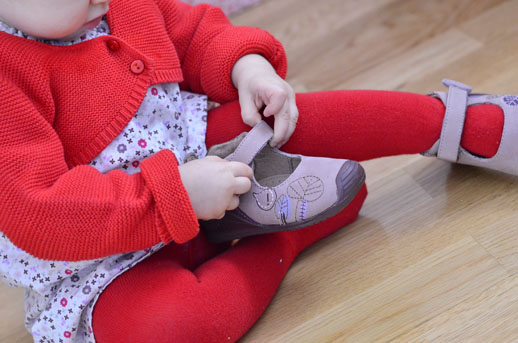 Probamos los zapatos Biomecanics zapatos para bebés que pasan del gateo al | Blog de moda infantil, ropa de bebé y puericultura