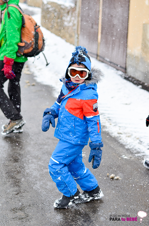 Mujer joven ropa de invierno caminar nieve frío vacaciones estilo de vida:  fotografía de stock © ShotStudio #546676830